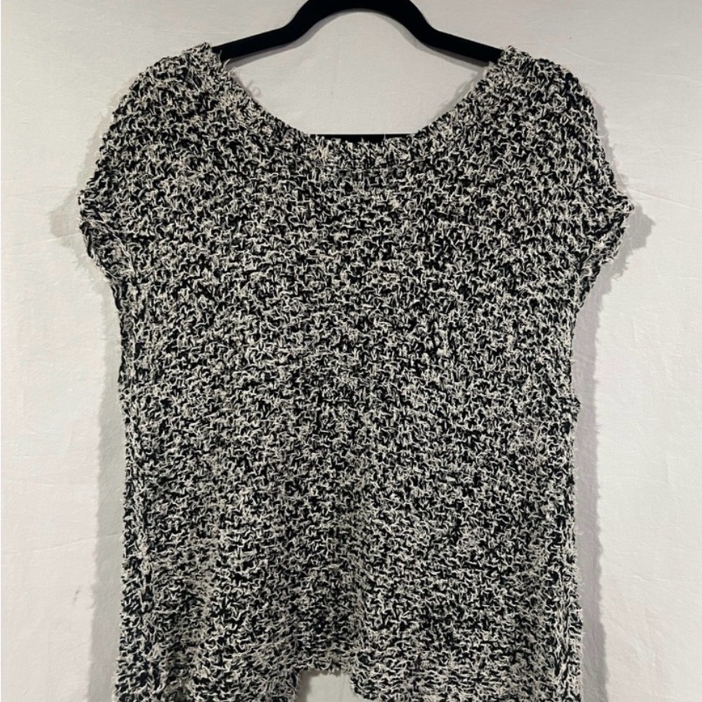 #49 Eileen Fisher Black & White Textured Knit Top with back slit opening.Unique!